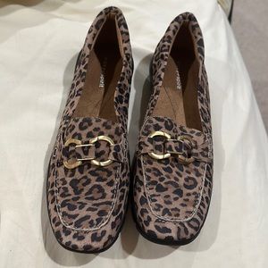 Easy Spirit animal print loafers - size 10